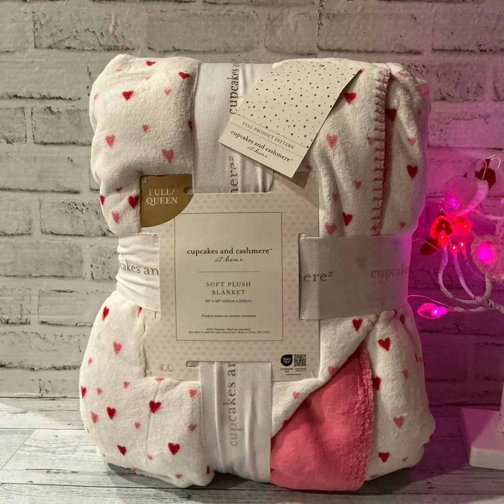 CUPCAKES & CASHMERE Full/Queen Size Reversible Fleece Hearts Valentine Blanket